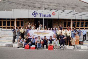 PT Timah berikan bantuan paket sembako di Sungailiat