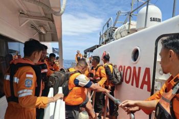 KN SAR Bhisma bantu proses evakuasi ABK Nazila 05
