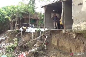 Empat rumah warga bantaran Kali Cikarang Bekasi tergerus longsor