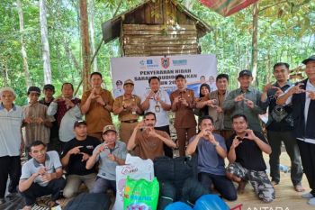 Warga Desa Pampanan terima bantuan benih ikan haruan