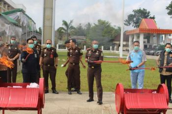 Kejari OKU musnahkan barang bukti dari 59 perkara tindak pidana