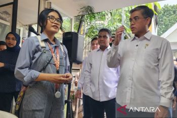 Menaker mengecek pelaksanaan program magang di galeri seni di Semarang