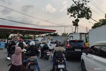 Isu kenaikan harga BBM picu antrean panjang di SPBU, pemerintah pastikan harga tetap