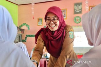 Dari Grafik ke Kata: Sentuhan Esin Nurhayati Menghidupkan Pembelajaran di Kelas