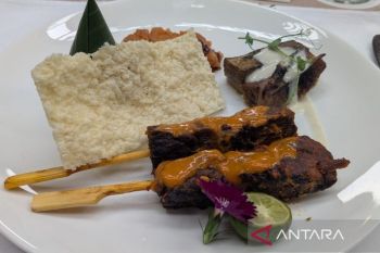 Mencicipi sayur lodeh khas keluarga Habibie & Ainun