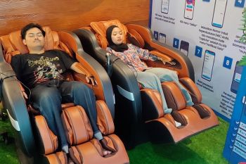 Pemudik manfaatkan kursi pijat gratis di Pelabuhan Merak