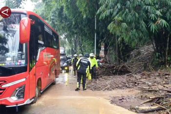 Arus balik jalur Bandung&ndash;Garut sempat lumpuh akibat longsor