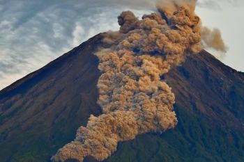 Gunung Semeru luncurkan awan panas hingga 3,5 km