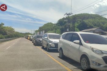 Jalur Wisata Anyer macet, antrean kendaraan capai tiga kilometer
