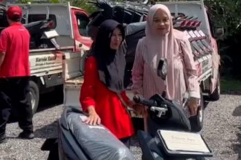 Puluhan karyawan warung makan di Kartasura dapat THR motor baru