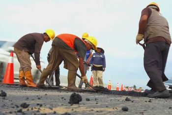 Jalan berlubang di sepanjang koridor Tol Trans Jawa diperbaiki