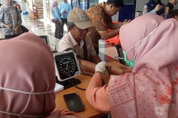 Kurangi risiko kecelakaan, Dinkes Madiun cek kesehatan puluhan kru bus