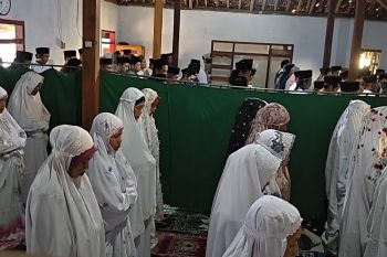 Jamaah Tarekat Syattariyah Ponorogo melaksanakan Shalat Id hari ini