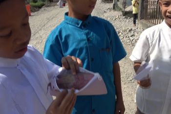 Tradisi "manambang" warnai Idul Fitri anak-anak di Agam