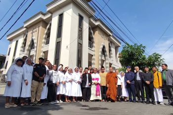 Uskup Agung Semarang ikuti safari Idul Fitri ke Jemaah Ahmadiyah