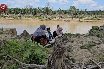 Tradisi ziarah Lebaran di atas tanah yang hilang