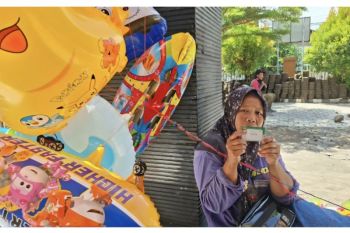Penjual balon Tusnaeni syukuri perlindungan JKN untuk keluarga