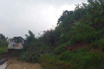 BREAKING NEWS: Jalur Kereta Terputus! KA Ciremai Terjebak Longsor di Bandung Barat