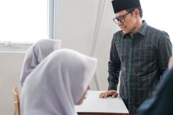 Kunjungi sekolah rakyat, Cak Imin terima titipan surat dari siswa untuk Presiden