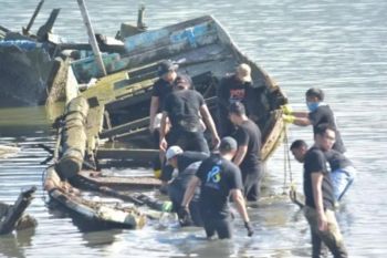 Pemkot bersihkan bangkai kapal di Teluk Kendari sambut UCLG ASPAC pada Mei 2026