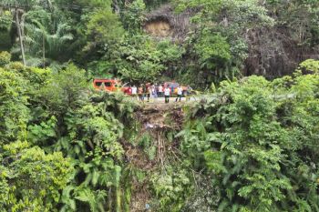 Tim SAR gabungan lakukan pencarian korban minibus masuk ke jurang