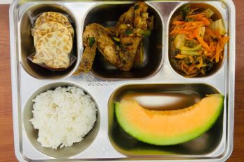 Menu ayam semur dari SPPG Dolok Manampang digemari siswa