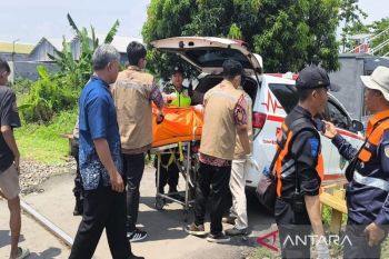 Polres Batang evakuasi korban tewas tertemper KA Sembrani