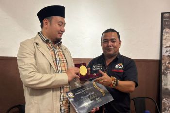 Anggota DPR RI asal Sumbar Rahmat Saleh diganjar Medal of Honor JPS