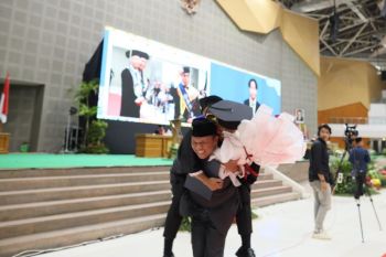 Momen mengharukan di wisuda UMS, putra Dekan FKIP raih cumlaude dan lulus aktivis