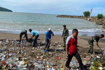OPD Pemkab Pasaman Barat gotong royong bersihkan objek wisata pantai