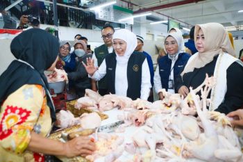 Khofifah pastikan harga dan stok kebutuhan pokok stabil usa Lebaran
