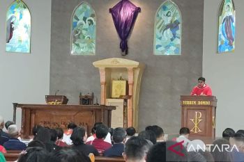 Jumat Agung di Gereja Regina Pacis Tanjungpandan berlangsung khusyuk