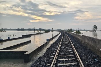 Perjalanan sejumlah KA jalur Utara terganggu akibat banjir di Grobogan