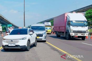Petugas terapkan "contraflow" di Tol Japek di libur Jumat Agung