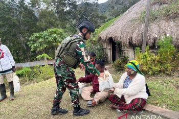Satgas Yonif 511/DY salurkan 50 paket bahan pokok bagi warga Pirime