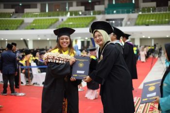 Wisudawati UMS asal Fiji kenalkan baju tradisional saat wisuda