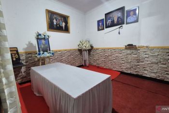 Keluarga Mayor Zulmi Aditya Iskandar siapkan penyambutan jenazah di rumah duka Cimahi