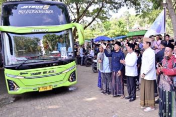 Bupati Lampung Selatan lepas keberangkatan 1.350 santri ke Ponpes Lirboyo, Jatim