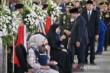 Haru dan isak tangis keluarga sambut jenazah prajurit TNI yang gugur