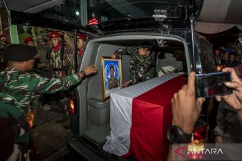 Tangis keluarga pecah, Jenazah Mayor Zulmi Aditya Iskandar tiba di Cimahi