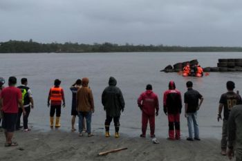 SAR Bengkulu turunkan tim cari nelayan kapal karam