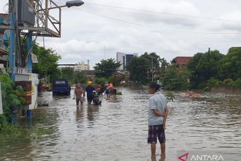Hujan lebat tiga jam, sejumlah permukiman dan jalan di Palembang tergenang air
