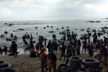 Ribuan wisatawan lokal padati kawasan wisata Pantai Carita Pandeglang, Banten