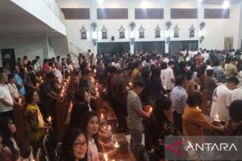Ratusan lilin terangi malam Paskah Gereja Regina Pacis Tanjungpandan