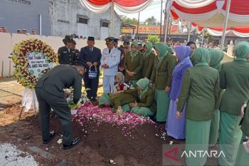 Jenazah Kopda Anumerta Farizal Rhomadhon dimakamkan di TMP Giripeni Kulon Progo DIY