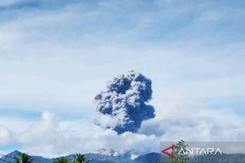 Gunung Dukono lontarkan abu vulkanik setinggi 1.600 meter