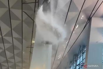 Cuaca ekstrem akibatkan kerusakan atap Terminal Bandara Soetta