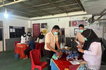 Petugas dan warga binaan Lapas Kelas IIA Gorontalo jalani tes narkoba