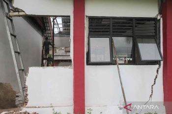 Ruang kelas sekolah rusak berat akibat pergerakan tanah di Pandeglang