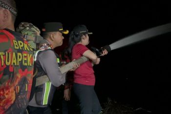 Tim gabungan berjibaku padamkan karhutla di akses Bandara Singkawang